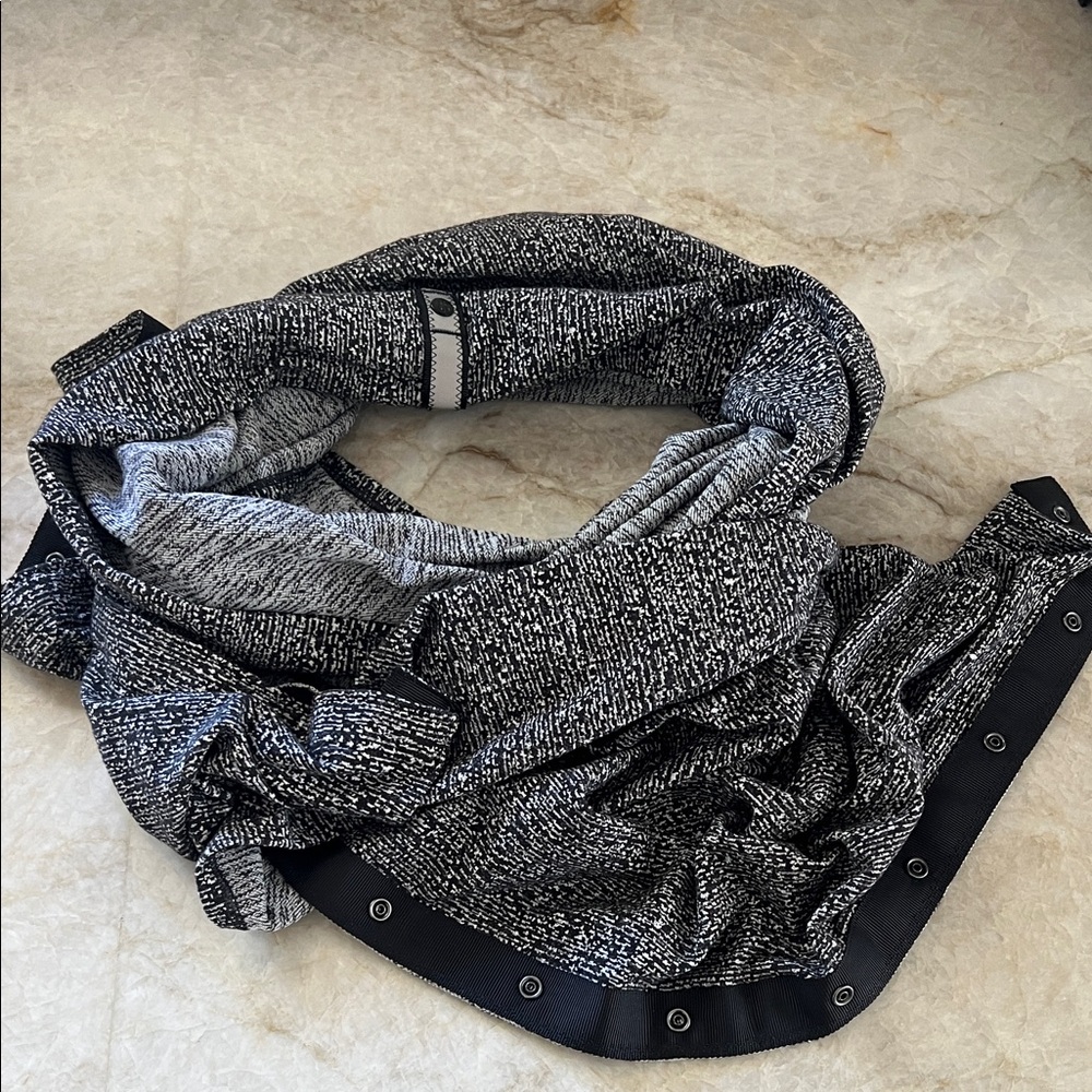 Lululemon Vinyasa Scarf - black and white